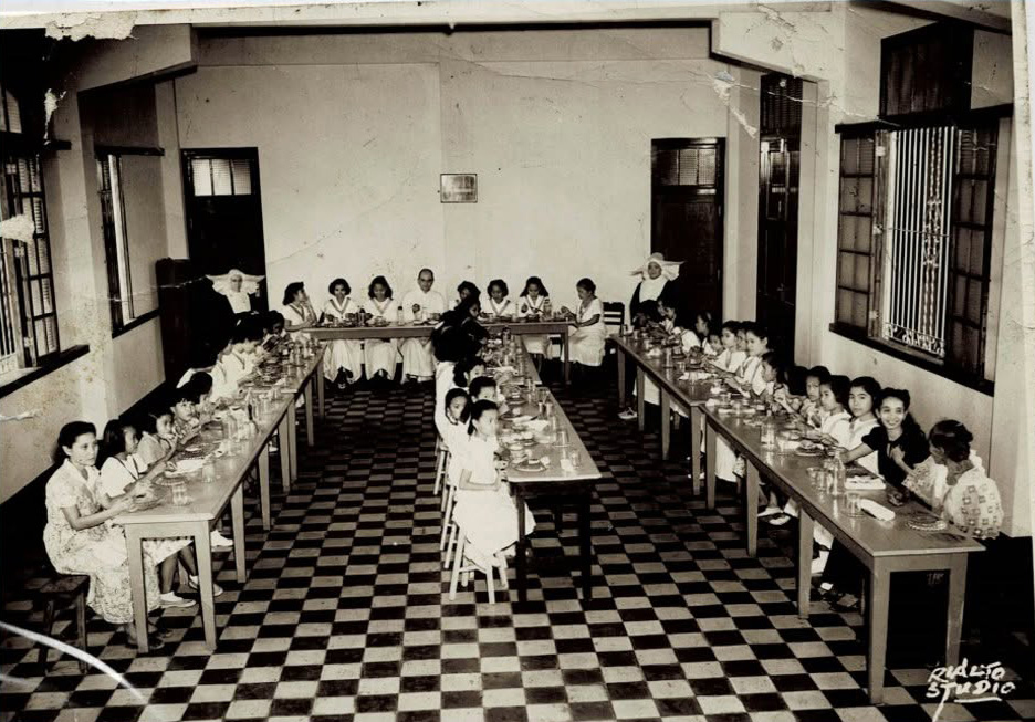 Historical dining hall photograph at Asilo de San Vicente de Paul